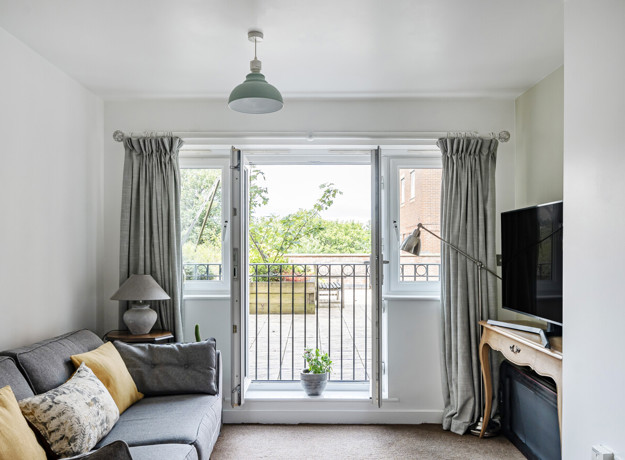 1304094 8 684311884C89f